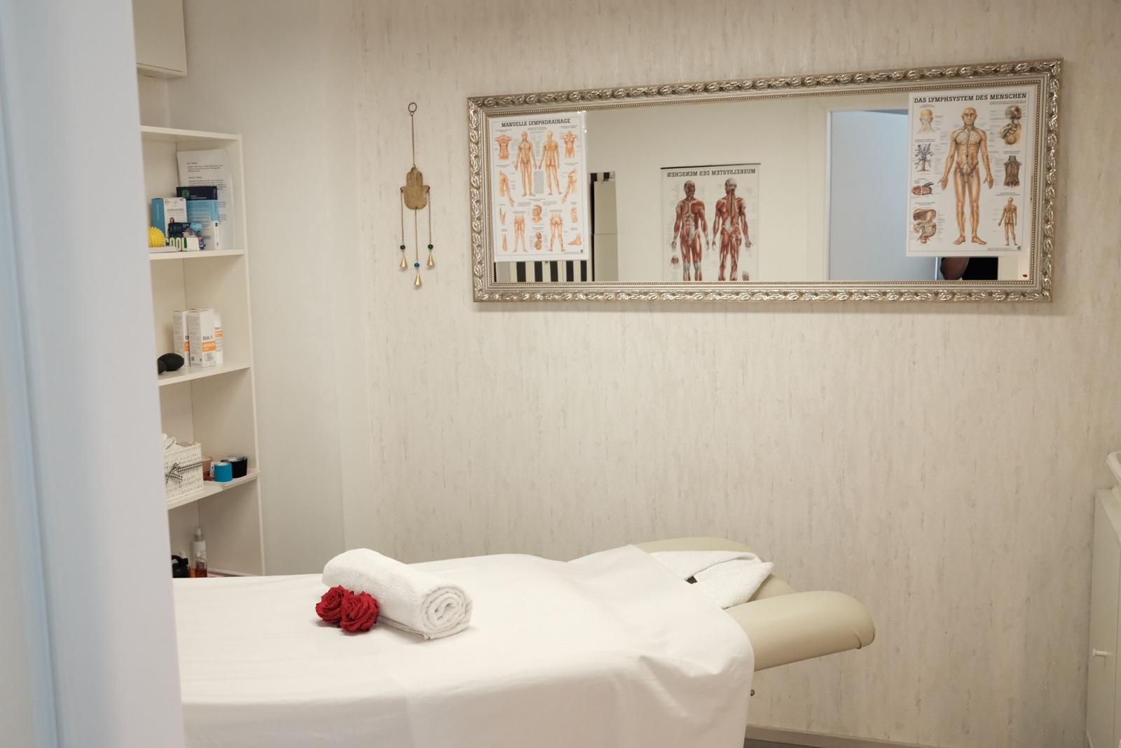Ruhiger Behandlungsraum der Praxis Fitfine Massage in Salzburg